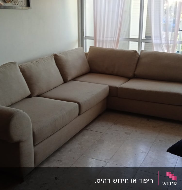 ספה פינתית מרופדת בבד בז